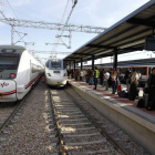 Dos trenes en la nueva estación provisional de Alta Velocidad en León.