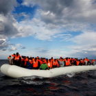 Una balsa con inmigrantes a la deriva en el Mediterráneo frente a la costa libia antes de ser rescatados por la ONG  Proactiva Open Arms.