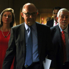 Marta Fernández Curras, Cristóbal Montoro y Antonio Beteta antes de entrar en la reunión.