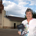 Aurora García posa con la novela en Villaestrigo.