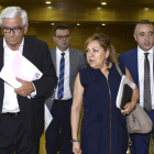 Rosa Valdeón, en el centro, acompañada por el presidente de Feacem, José María Ibáñez (a la izquierda), y José Luis Martínez. GALLEGO