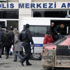 Los pasajeros del ferri secuestrado en Silivri, al oeste de Turquía, ante la oficina de la Policía, tras ser rescatados.