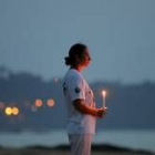 Kerrie Hall, de Sídney, con una lámpara en recuerdo de las víctimas