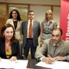 Ana Cristina Santos y Flórez, sentados, durante la firma del convenio