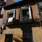 Narcopiso de la calle Olivar. Los narcokupas han sacado un colchón en el balcón y otros objetos, probablemente afectados por una de las frecuentes plagas de chinches.