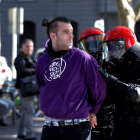 Los agentes de la Ertzaintza trasladan a un detenido en los incidentes de Bilbao.