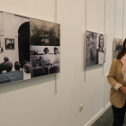 Isabel Baílez disfrutó ayer de las fotografías expuestas en la Casa de la Cultura.