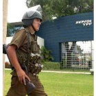 Un policía vigila las instalaciones de Repsol en Bolivia