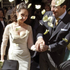 La jueza Mercedes Alaya y su marido Jorge Castro, a su salida de la iglesia de San Alberto de Sevilla donde renovaron sus votos matrimoniales treinta años después de contraer matrimonio.