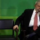 El ex presidente brasileño Luiz Inácio Lula da Silva juró ayer su nuevo cargo. FERNANDO BIZERRA JR.