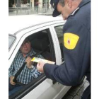 Un policía, durante la anterior campaña realizada en León