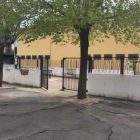 Las raíces de las acacias han levantado el pavimento del patio del Trepalio como un acordeón. DL