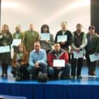 Los galardonados por sus donaciones de sangre posan en la asamblea comarcal de La Robla