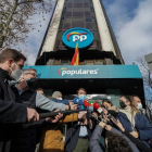 Alfonso Fernández Mañueco, hoy rodeado de periodistas en las puertas de la sede madrileña del PP. PPCyL