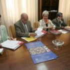Natividad Cordero, con miembros de la Fundación Sánchez Albornoz
