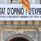 Nueva pancarta en la fachada del Palau de la Generalitat: Libertad de opinión y expresión.