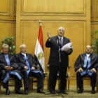 Mansur, rodeado por jueces del Constitucional, durante la jura del cargo, en El Cairo.