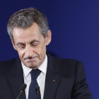 Nicolas Sarkozy mientras pronuncia un discurso tras una derrota electoral. IAN LANGSDON