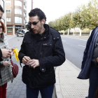 Uno de los detenidos, a la izquierda, a la salida de los juzgados tras ser liberados.