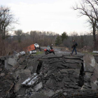 Un puente destruido ayer, cerca de la aldea Zdvyzhivka, perteneciente al área de Kiev. STANISLAV KOZLIUK