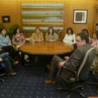 Reunión de las trabajadoras con los portavoces del PSOE y la UPL