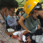 Equipos de emergencia atienden a un herido en Yangon. KO TUT
