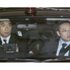 Hirata, escondido entre dos policías, tras ser detenido en Tokio.