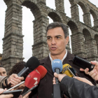 Pedro Sánchez atiende a los medios durante su visita a Segovia. ÓSCAR COSTA