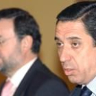 Zaplana, en primer plano, junto a Rajoy en la rueda de prensa posterior al Consejo de Ministros