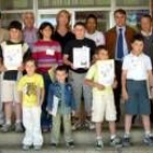 El subdelegado del Gobierno, con los alumnos más pequeños del colegio de El Burgo Ranero