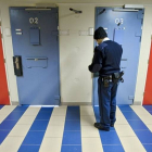 Un guardia comprueba si las celdas están bien cerradas, en la prisión holandesa de Tilburg.