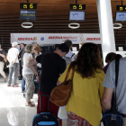 Imagen de archivo de una cola de facturación en el aeropuerto leonés. MARCIANO