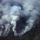 Un helicóptero participa en las labores de extinción del incendio de Montes, en julio. ANA F. BARREDO