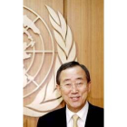 Ban Ki-Moon posa ante el anagrama de la ONU