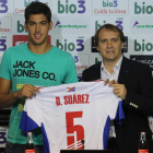 Dani Suárez, junto a Carlos Lasheras, con su nueva camiseta, en la que lucirá el número 5.