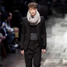 Un modelo desfila en la pasarela con una creación de la colección de Burberry.