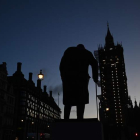 La estatua de Winston Churchill con Westminster al fondo. FACUNDO AGUIRREZABALAGA