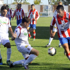 Galán y Máiquez luchan por el balón durante el partido disputado en Las Salinas frente al Tordesillas.
