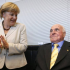 La cancillera Angela Merkel aplaude al excanciller Helmut Kohl, en el 2012.