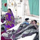 Algunas de las víctimas de la esterilización en Chhattisgarh, en el 2014, hospitalizadas.