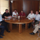 Los alcaldes de los municipios afectados durante una reunión la pasada semana.