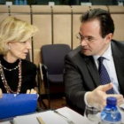 La ministra de Economía, Elena Salgado, con su homólogo griego, Papakonstantinou.