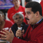 El presidente de Venezuela, Nicolás Maduro, habla con simpatizantes chavistas, el viernes en Caracas.