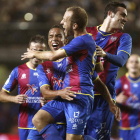 Los jugadores del Levante celebran el primer gol ante el Villarreal, marcado por Juanlu.