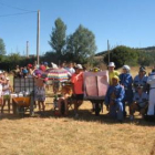 La imagen muestra la salida de los participantes de la carrera de carretillos en Llanos.