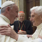 El papa Francisco y al papa emérito Benedicto XVI en 2016. L'OSSERVATORE ROMANO