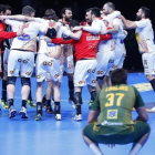 La selección española celebra el triunfo ante la decepción de los brasileños, el pasado sábado en Montpellier.