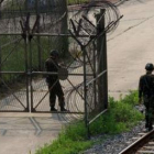 Dos soldados surcoreanos hacen guardia cerca de una zona desmilitarizada de la provincia de Gyeonggi