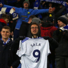 Aficionados del Cardiff con la camiseta de Sala, que nunca ha llegado a vestir.