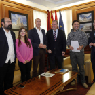 El alcalde y el presidente de la Diputación, junto a los portavoces de los partidos políticos representados en las dos instituciones.